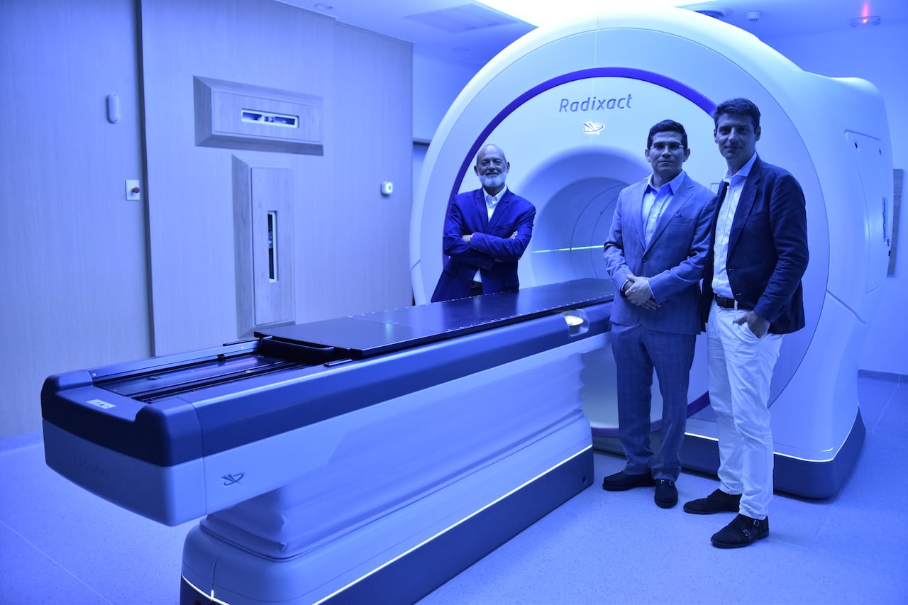 El acelerador lineal Radixact X9 es un equipo de radioterapia de última generación que funciona bajo un principio de alta precisión y adaptabilidad dinámica.