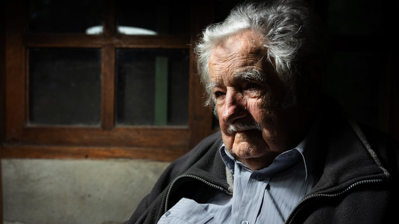 El expresidente de Uruguay José Mujica posa en el comedor de su casa en Montevideo.
Lucía Topolansky, de origen próspero, se unió a un movimiento en 1967, enfrentándose a persecución y prisión hasta la amnistía en 1985. Posteriormente, se convirtió en vicepresidenta de Uruguay y, junto a su marido, el ex presidente José "Pepe" Mujica, sigue siendo una figura destacada a nivel nacional. e internacionalmente.