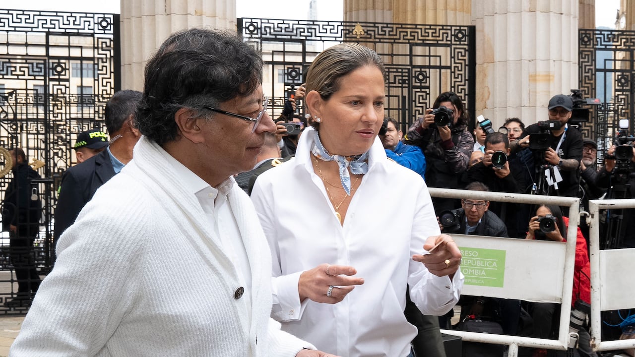 Verónica Alcocer, en Bogotá, durante las elecciones del 8 de marzo de 2026. Aquí, acompañando al presidente, Gustavo Petro, a abrir la jornada electoral