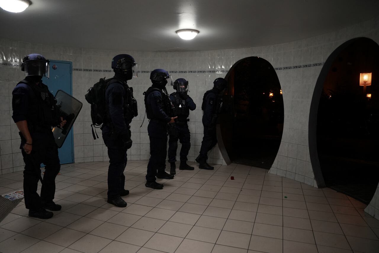 La policía antidisturbios francesa capturó a 150 personas en una nueva noche de protestas.