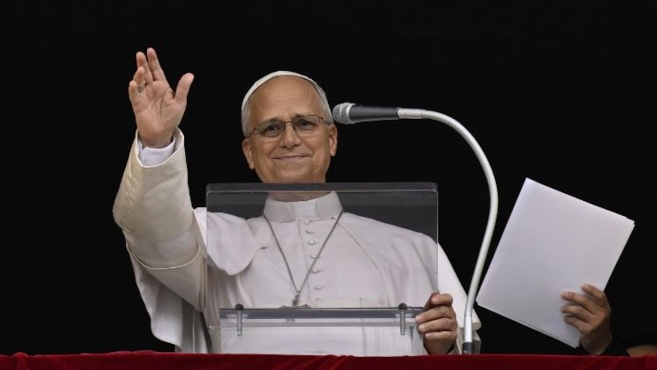 El Papa León XIV saluda a los fieles presentes en la plaza de San Pedro a la hora del Ángelus dominical