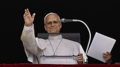 El Papa León XIV saluda a los fieles presentes en la plaza de San Pedro a la hora del Ángelus dominical