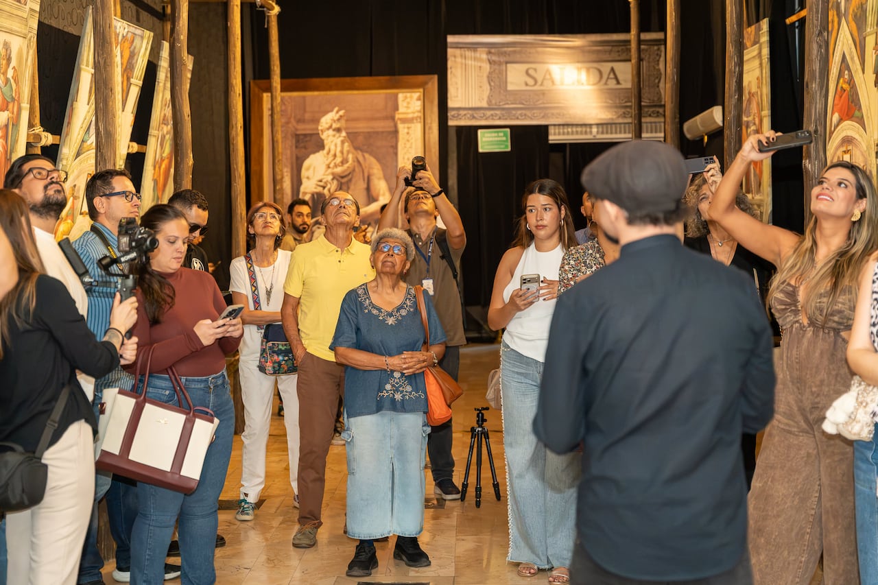 Algunos visitantes recorren la exposición Los Secretos de Miguel Ángel, disponible en Chipichape hasta el 25 de octubre.