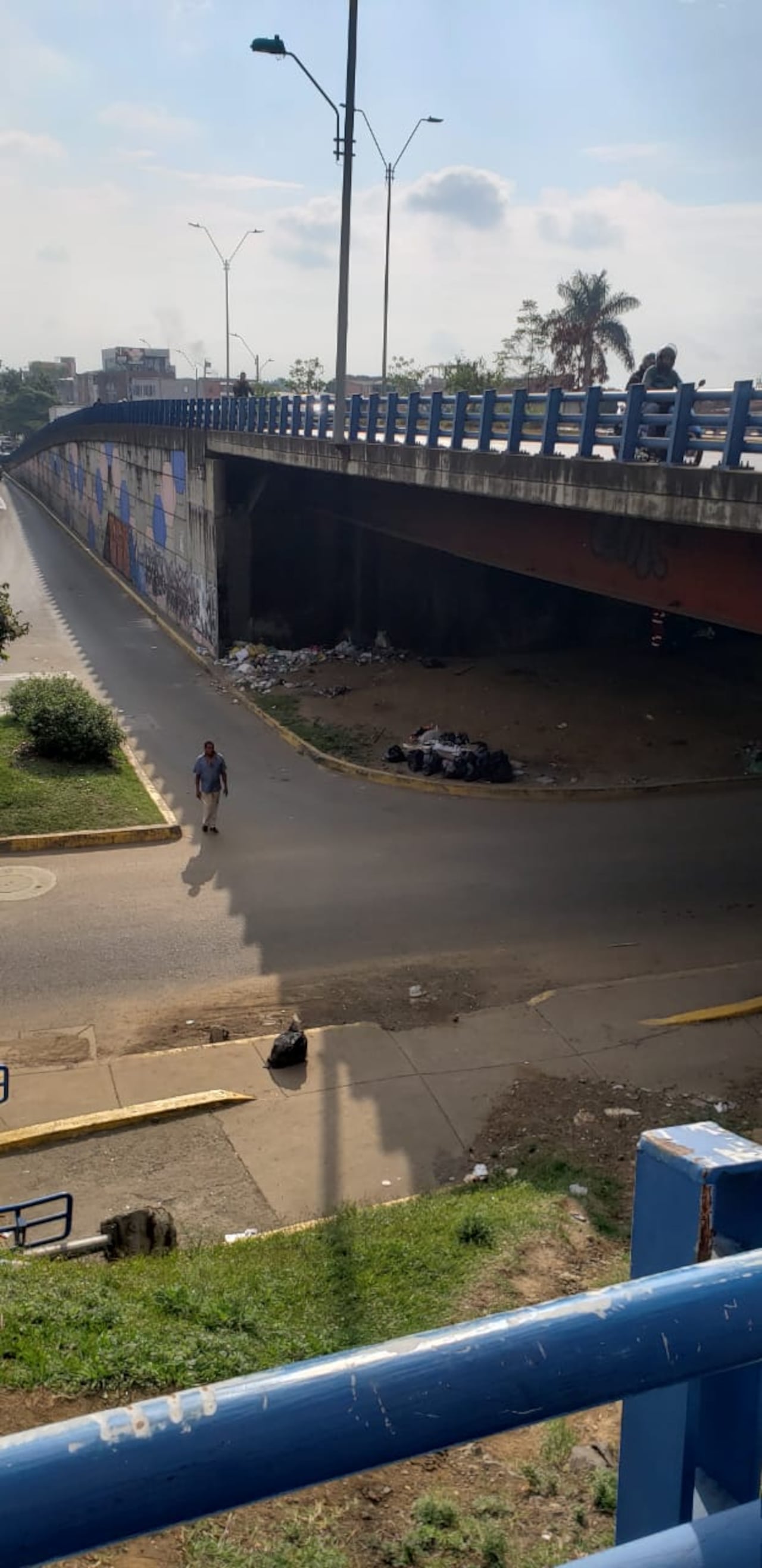 Vecinos aseguran que las condiciones del puente afectan el paso de peatones y generan preocupación en el sector.