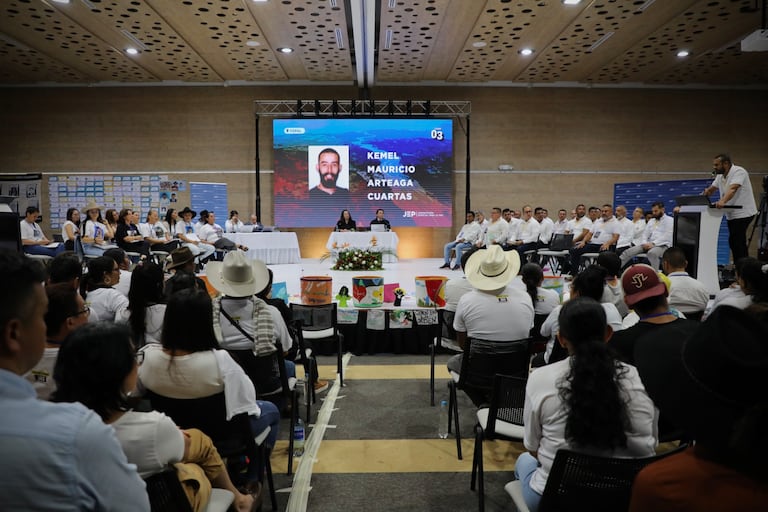La sala presentó cuatro proyectos de Sanción Propia construidos tras un proceso restaurativo con las víctimas, comparecientes y entidades del gobierno nacional, que
incluyó la firma de un memorando de entendimiento con la Gobernación de
Casanare y la Alcaldía de Yopal.