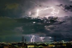 En la noche de este viernes se registraron en el sur de Cali, fuertes lluvias que causaron fuertes tormentas eléctricas. Sin embargo, las autoridades no reportaron graves emergencias, ni personas lesionadas. Foto Jorge Orozco / El País.