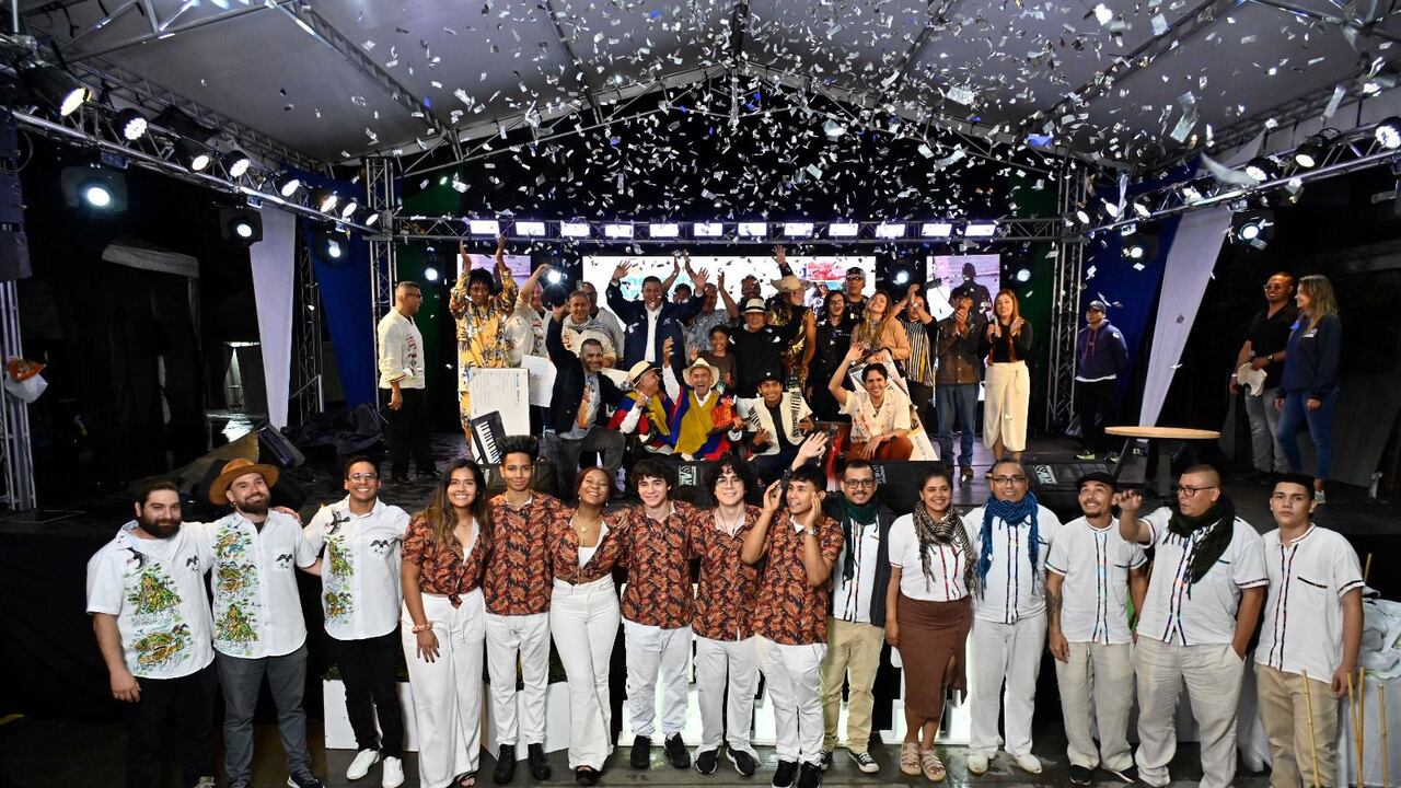 Delegaciones artísticas provenientes de diversos municipios del Valle del Cauca, incluyendo aclamados grupos de danza folclórica, compañías de teatro, ensambles musicales y virtuosos exponentes del repentismo, llenaron de color y talento el parque principal.