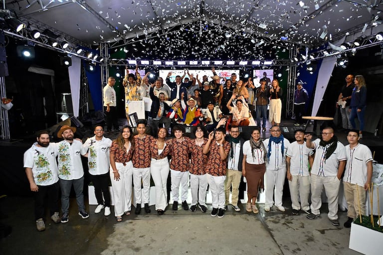 Delegaciones artísticas provenientes de diversos municipios del Valle del Cauca, incluyendo aclamados grupos de danza folclórica, compañías de teatro, ensambles musicales y virtuosos exponentes del repentismo, llenaron de color y talento el parque principal.