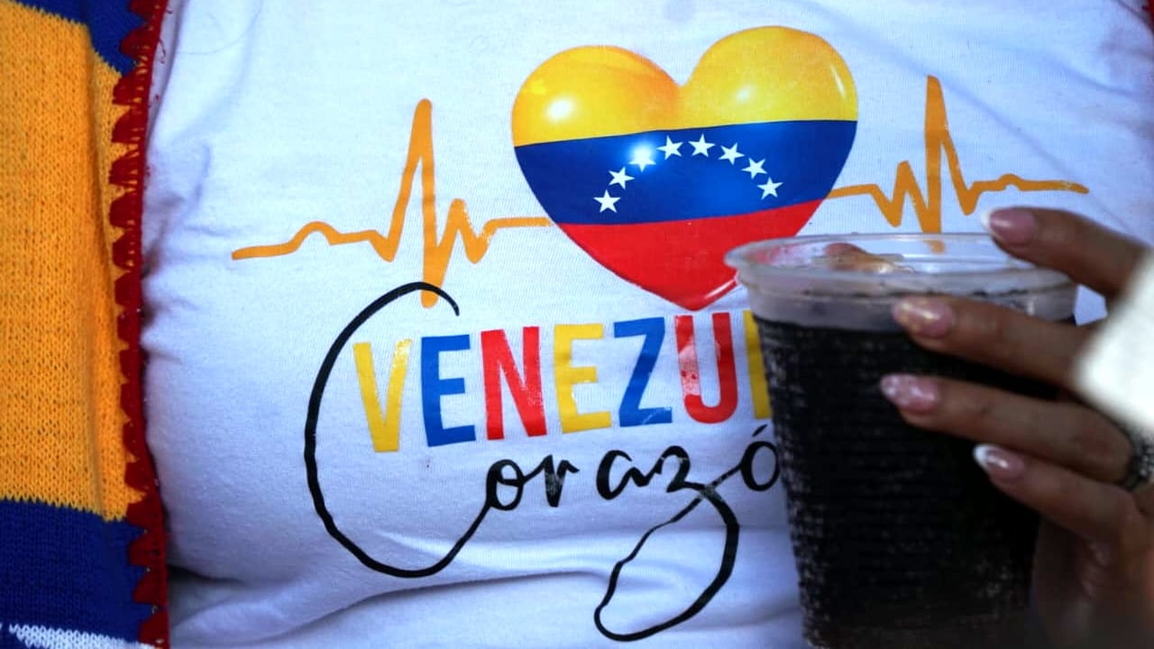 El Bulevar del Río, centro de Cali, se convirtió en punto de encuentro para cientos de ciudadanos venezolanos residentes en la capital vallecaucana, quienes se congregaron para manifestar sus reacciones tras la captura de Nicolás Maduro durante la madrugada de este mismo día. Foto Jorge Orozco
