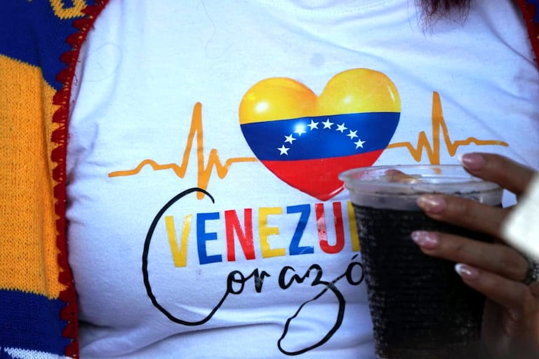El Bulevar del Río, centro de Cali, se convirtió en punto de encuentro para cientos de ciudadanos venezolanos residentes en la capital vallecaucana, quienes se congregaron para manifestar sus reacciones tras la captura de Nicolás Maduro durante la madrugada de este mismo día. Foto Jorge Orozco