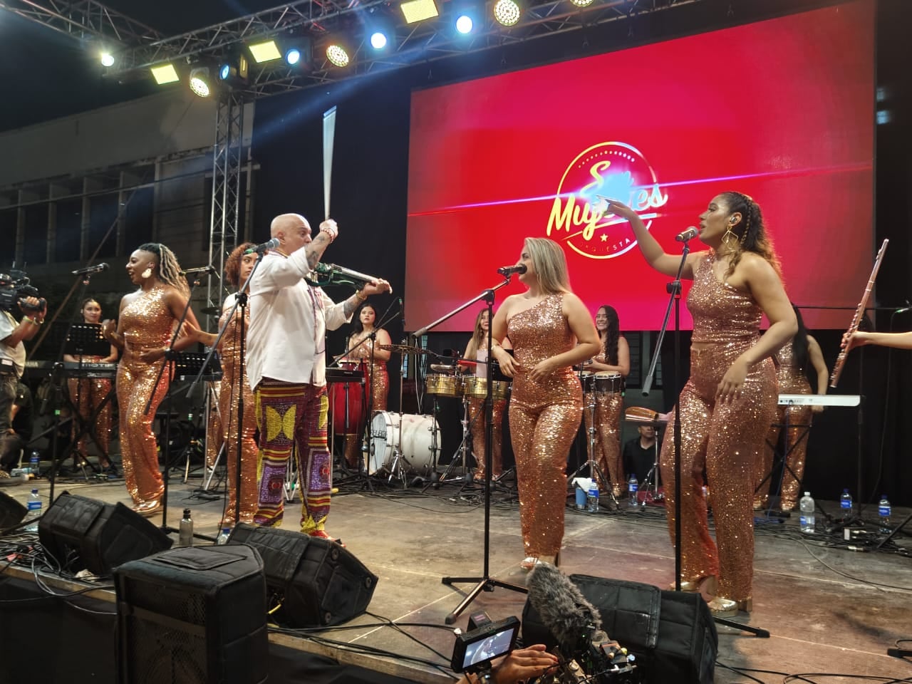 Ni la lluvia pudo detener la rumba en el emblemático sector salsero de Cali.