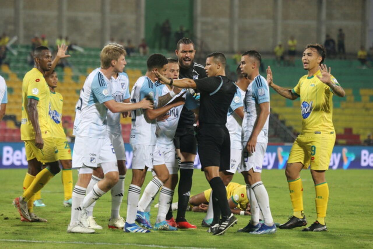 Árbitro Liz Suárez en medio del partido Bucaramanga vs. Millonarios.