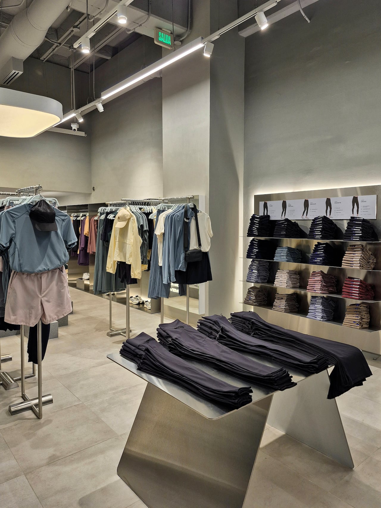El 90 % de sus prendas y de sus textiles son fabricados en Colombia, fortaleciendo la industria local y garantizando altos estándares de calidad.