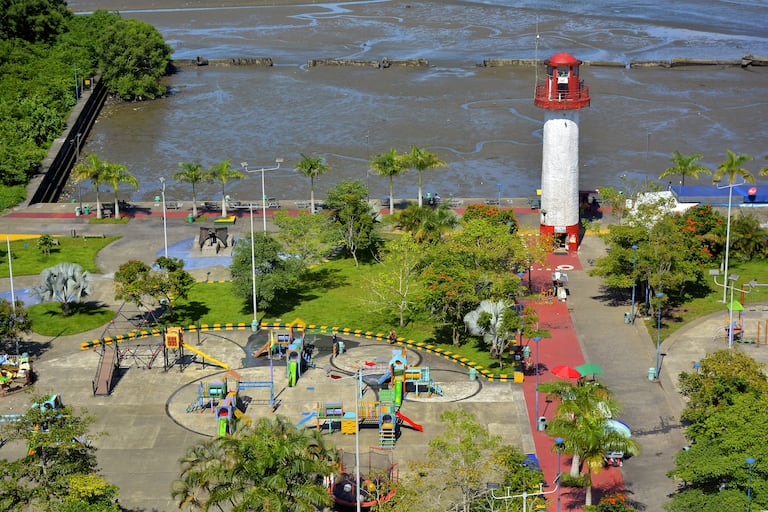 Buenaventura como destino turístico. El pasado miércoles 22 de noviembre, Buenaventura recibió por primera vez un crucero en su puerto. En el navío bautizado MS Hamburg arribaron cuatrocientos turistas alemanes, que desembarcaron para conocer la oferta cultural, gastronómica y natural del distrito especial.