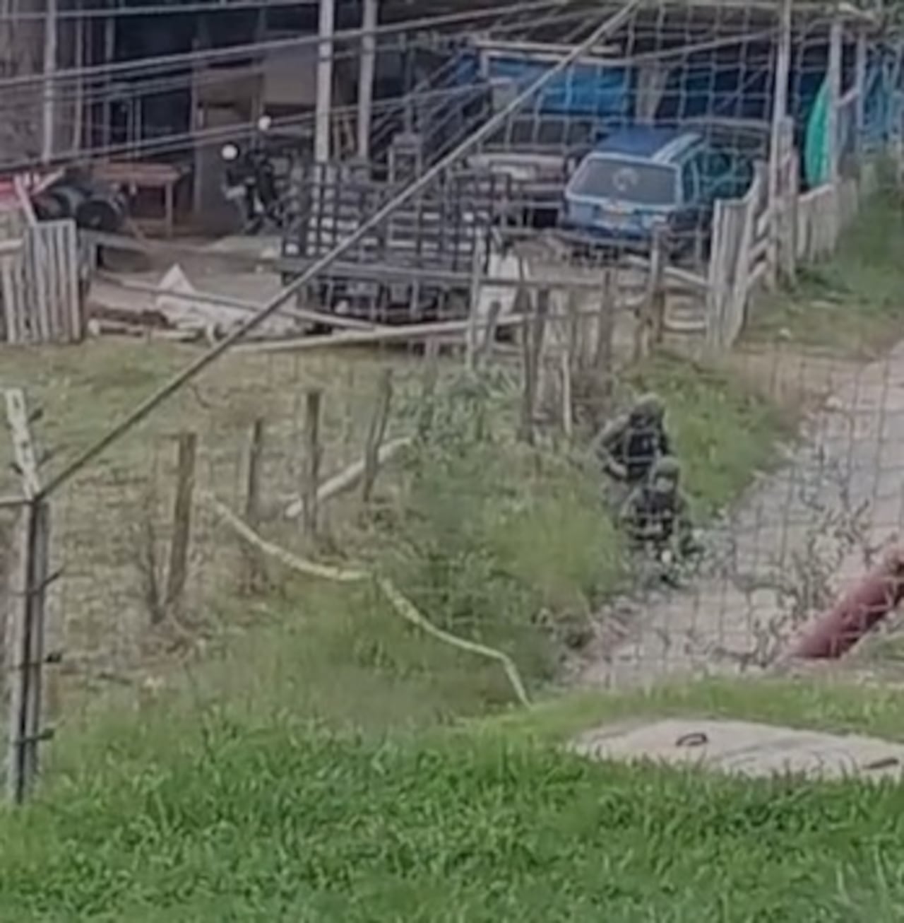 Técnicos antiexplosivos de la Policía Nacional acordonaron un sector del norte de Popayán tras el hallazgo de un artefacto improvisado en una vía terciaria, situación que fue primero reportada por la comunidad.