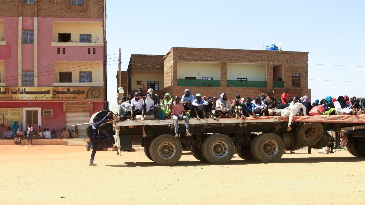 Las personas que huyen de las batallas callejeras entre las fuerzas de dos generales sudaneses rivales son transportadas en la parte trasera de un camión.
Foto: Agencia AFP