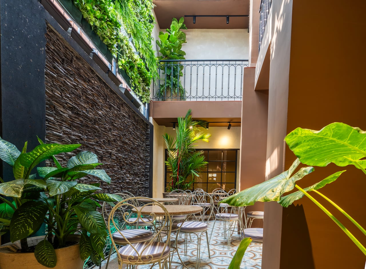 Los espacios comunes incluyen una cafetería y zonas de coworking para viajeros que combinan turismo y trabajo remoto.