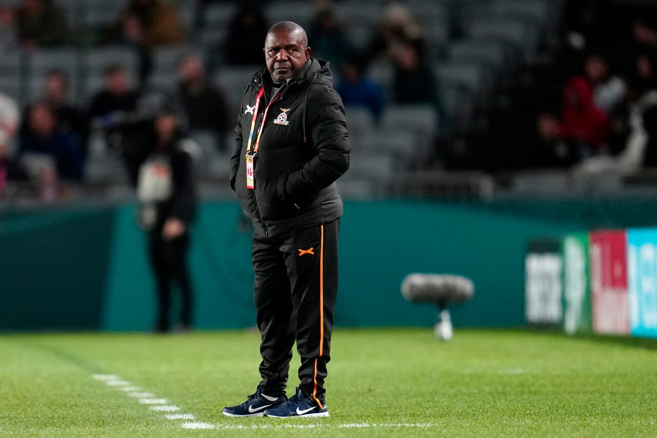 El entrenador en jefe de Zambia, Bruce Mwape, junto a la línea de banda durante el partido de fútbol del Grupo C de la Copa Mundial Femenina entre España y Zambia en Eden Park en Auckland, Nueva Zelanda, el miércoles 26 de julio de 2023. (Foto AP/Abbie Parr)