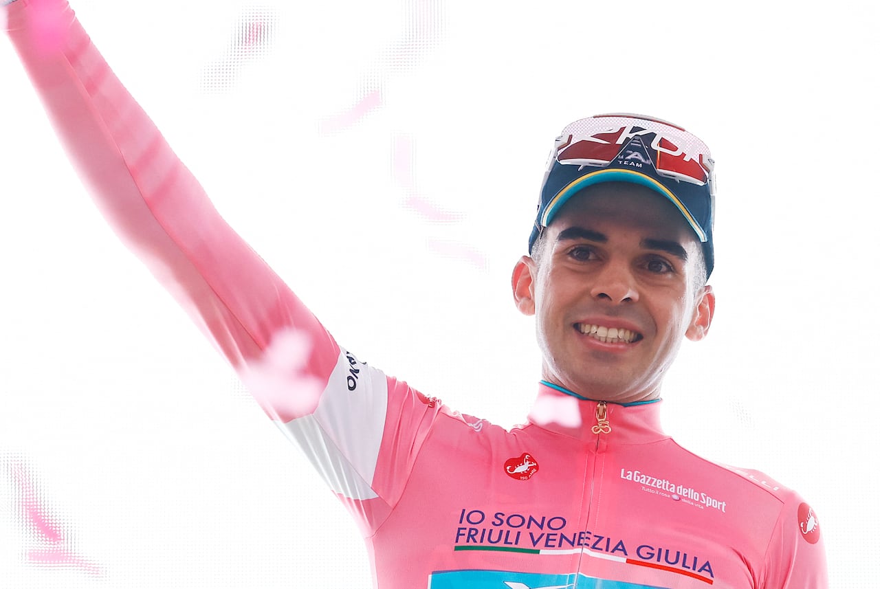 El ciclista uruguayo Guillermo Silva, del equipo XDS Astana, luciendo el maillot rosa de líder de la clasificación general (Maglia Rosa).