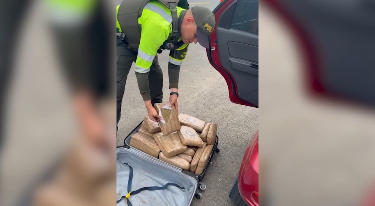 La droga era transportada en una maleta dentro de un vehículo interceptado tras evadir un puesto de control.