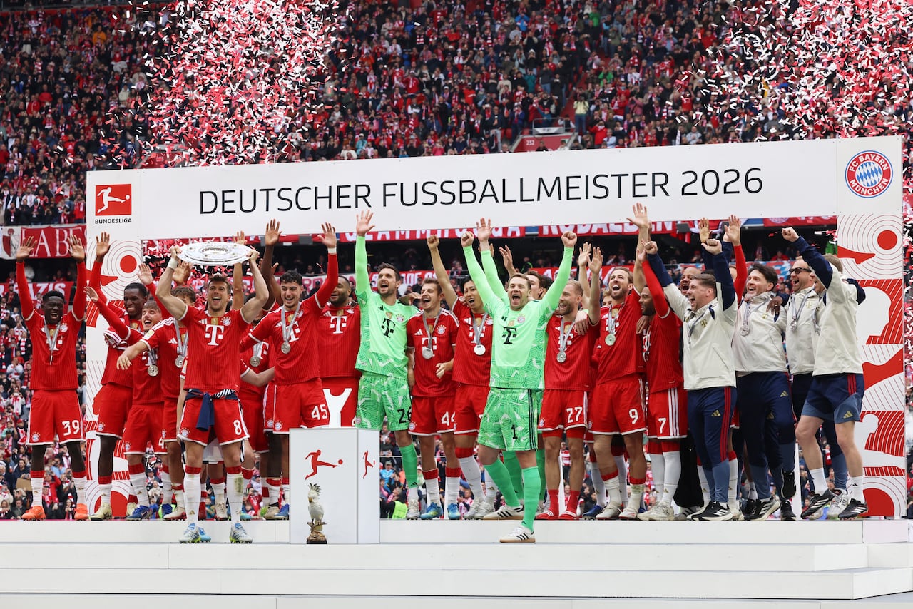 Los jugadores del FC Bayern Munich celebran mientras el centrocampista alemán Leon Goretzka (cuarto por la izquierda), número 08 del equipo, levanta el trofeo tras el partido de la Bundesliga, la primera división alemana, entre el FC Bayern Munich y el FC Colonia, disputado en Múnich, al sur de Alemania, el 16 de mayo de 2026. (Foto de Alexandra BEIER / AFP)