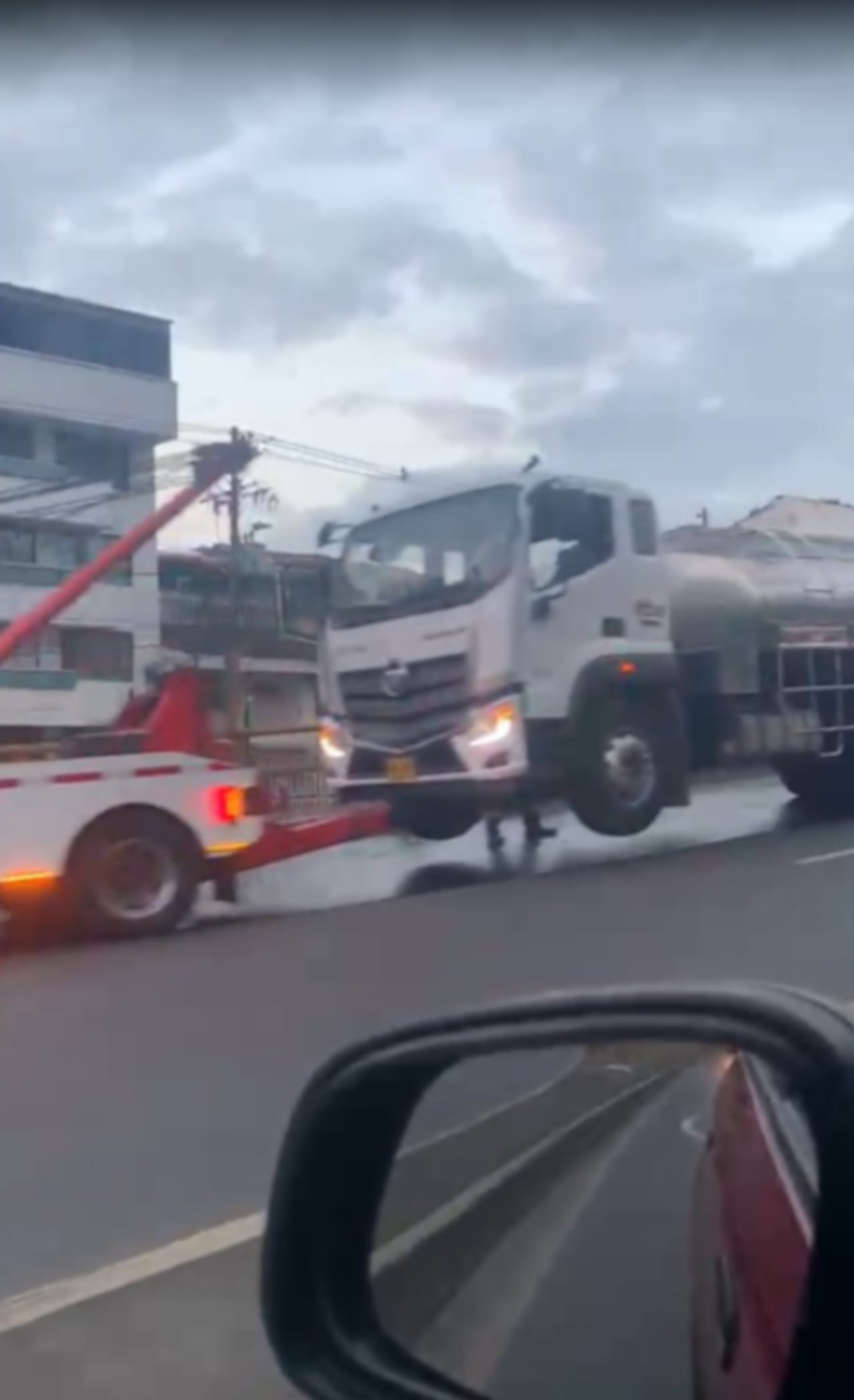 El vehículo de alta gama marca Audi implicado en el choque múltiple fue inmovilizado por las autoridades de tránsito.