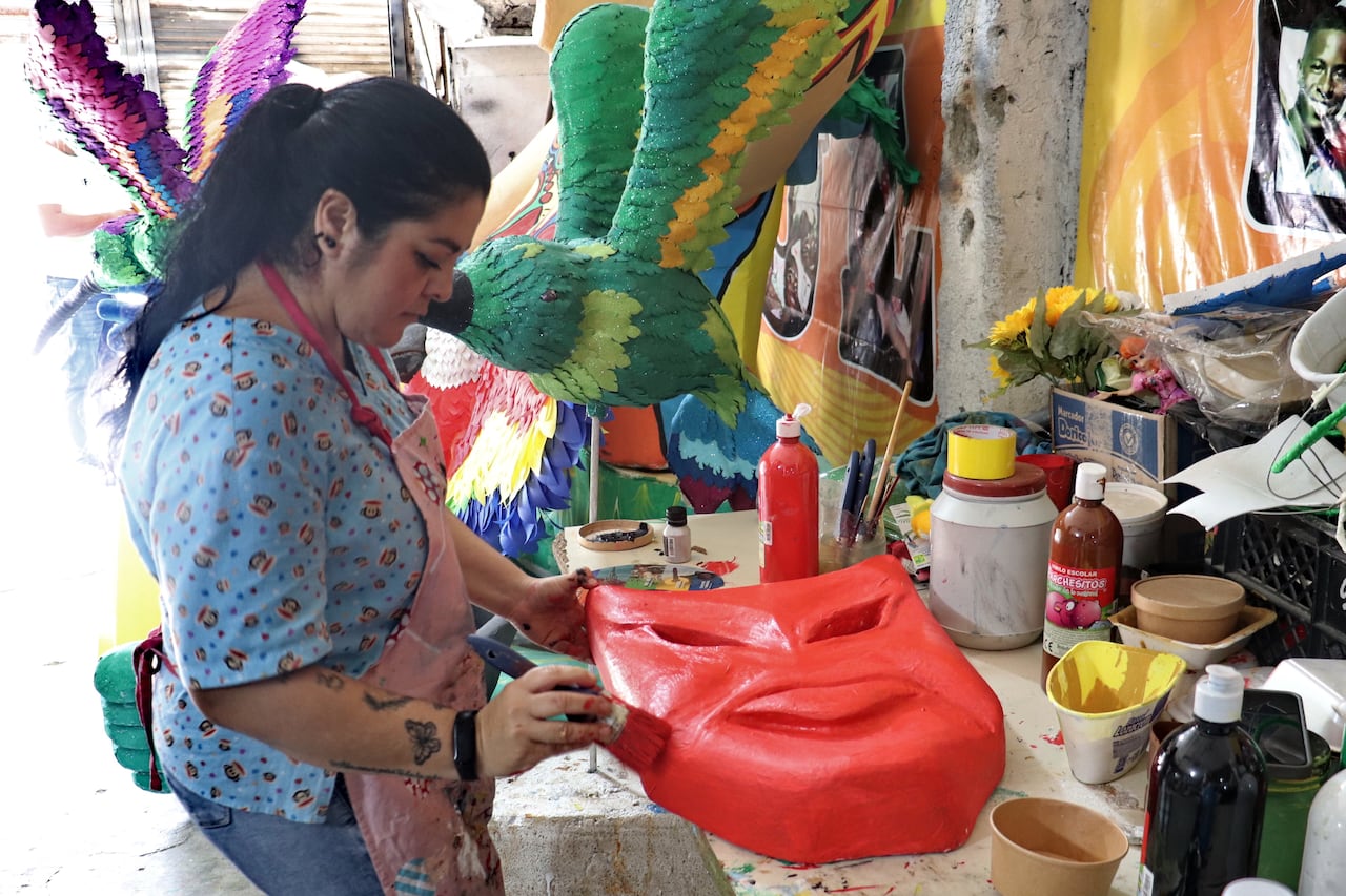 En el taller África Urbana, ubicado en el oriente de Cali, se preparan algunas de las carrozas que participarán en el desfile del Cali Viejo de la Feria de Cali 2024. Artistas del distrito de Aguablanca expertos en el tallado de Icopor elaboran a mano las figuras del desfile dedicado dedicado a la biodiversidad y la cultura del pacífico.
