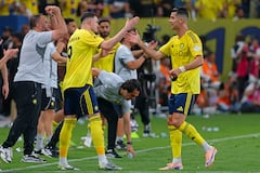 El delantero portugués del Nassr, Cristiano Ronaldo (número 07), estrecha la mano del delantero saudí del Nassr, Abdullah Al-Hamdan (número 09), durante el partido de la Liga Profesional Saudí entre el Al-Nassr y el Al-Hilal en el Estadio King Fahd Sports City de Riad, el 12 de mayo de 2026. (Foto de Fayez NURELDINE / AFP)