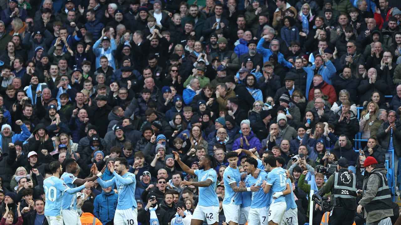 El delantero egipcio #07 del Manchester City, Omar Marmoush (3R), es acosado por sus compañeros tras marcar el primer gol durante el partido de la Premier League inglesa entre el Manchester City y el Wolverhampton Wanderers en el Etihad Stadium de Manchester, noroeste de Inglaterra, el 24 de enero de 2026. (Foto de Darren Staples / AFP)