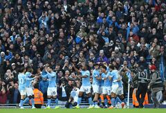 El delantero egipcio #07 del Manchester City, Omar Marmoush (3R), es acosado por sus compañeros tras marcar el primer gol durante el partido de la Premier League inglesa entre el Manchester City y el Wolverhampton Wanderers en el Etihad Stadium de Manchester, noroeste de Inglaterra, el 24 de enero de 2026. (Foto de Darren Staples / AFP)