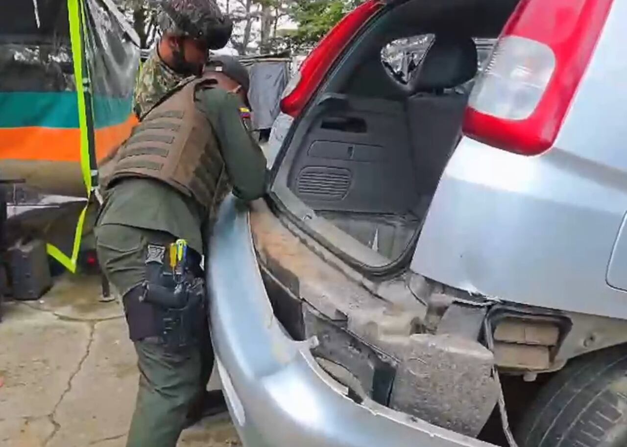 Al revisar el vehículo, los policías y soldados encontraron varias bolsas ocultas en compartimentos diseñados para disimular su contenido, estaban ubicados en los parachoques.