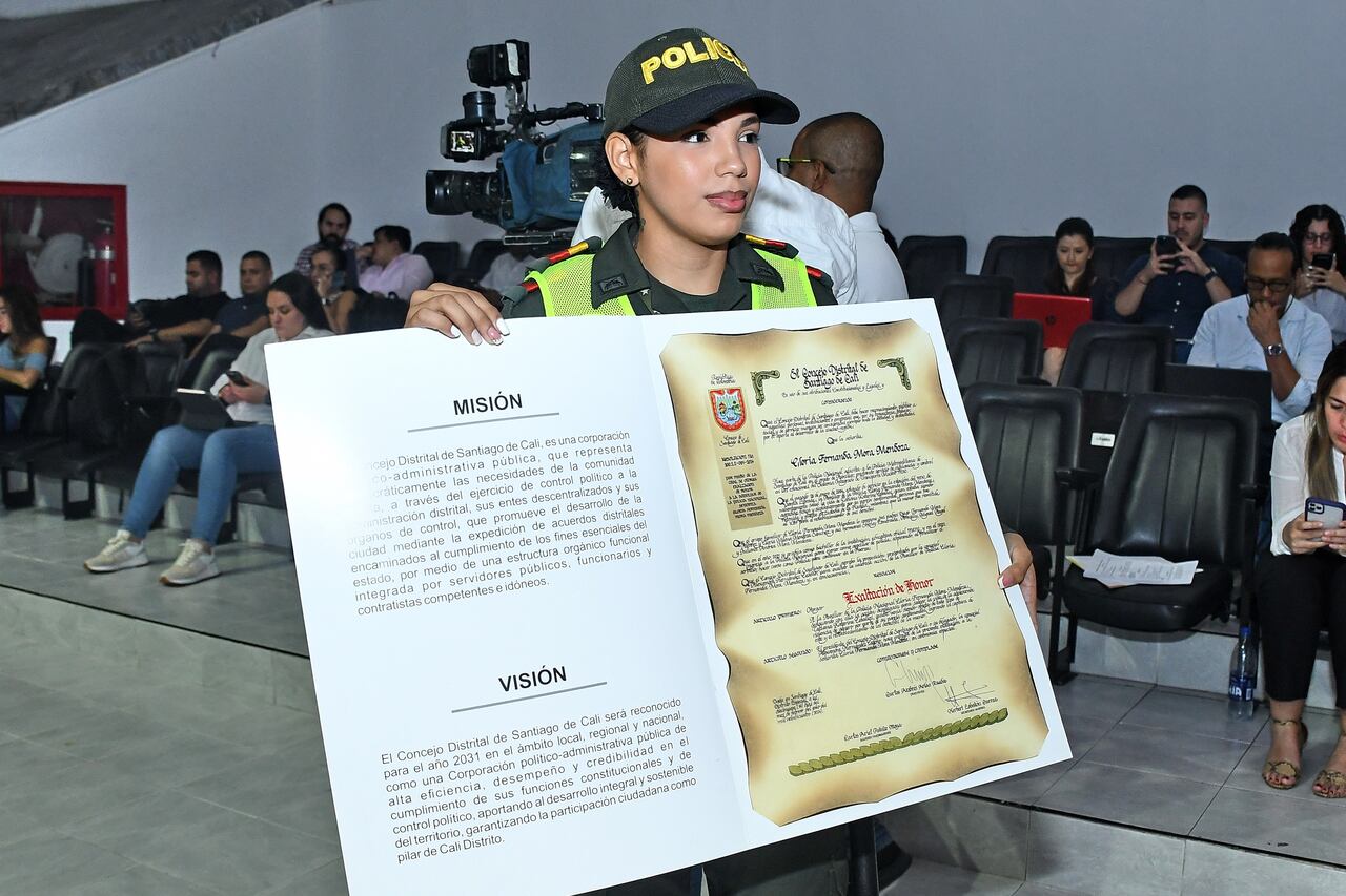 Condecoran en Cali a auxiliar de Policía que salvó a joven de ser asesinada por la pareja