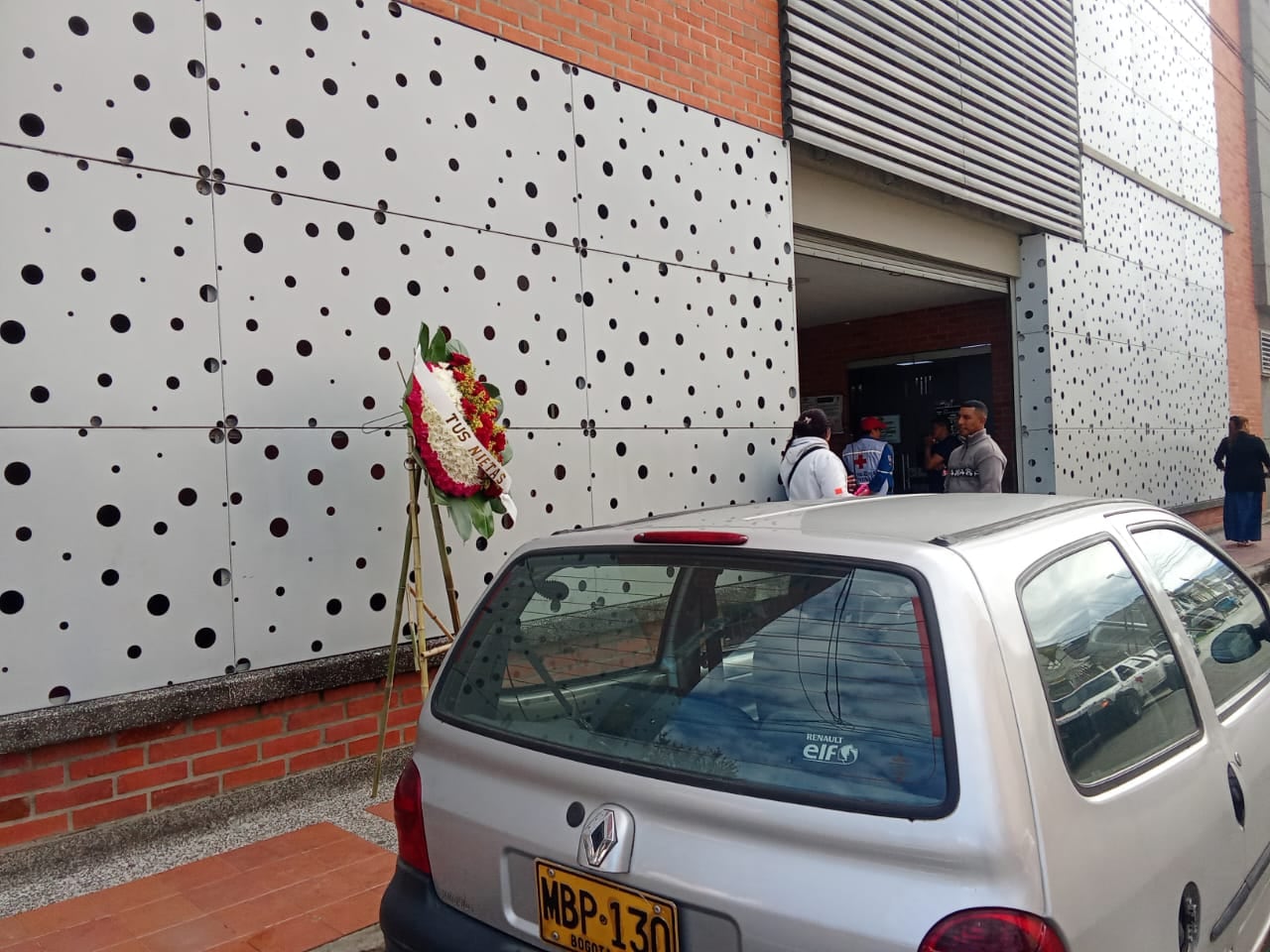 Familiares permanecen a las afueras de Medicina Legal de Popayán a la espera de recibir los cuerpos de las víctimas del ataque en El Túnel, Cajibío, de la vía Panamericana.