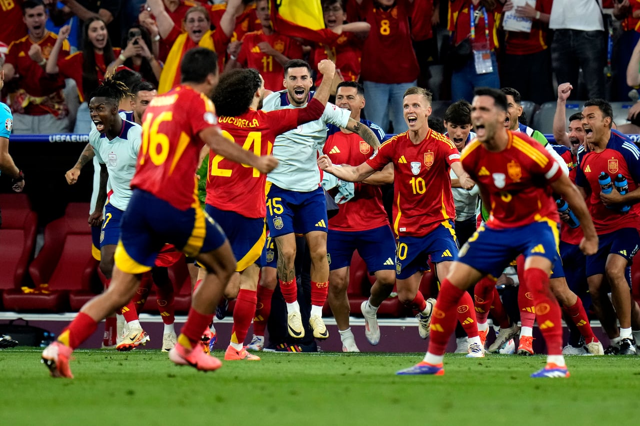 Los jugadores de España celebran después del partido de semifinal entre España y Francia en el torneo de fútbol Euro 2024 en Munich, Alemania, el martes 9 de julio de 2024. (Foto AP/Hassan Ammar)