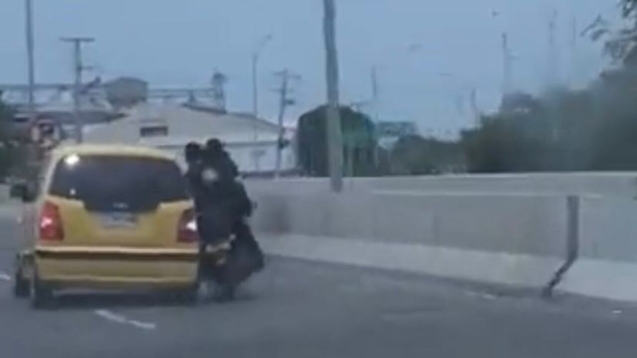 Taxista persigue a ladrones