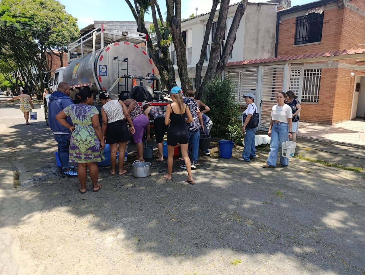 Emcali distribuye agua en carrotanques para atender a comunidades afectadas en el sur de Cali.