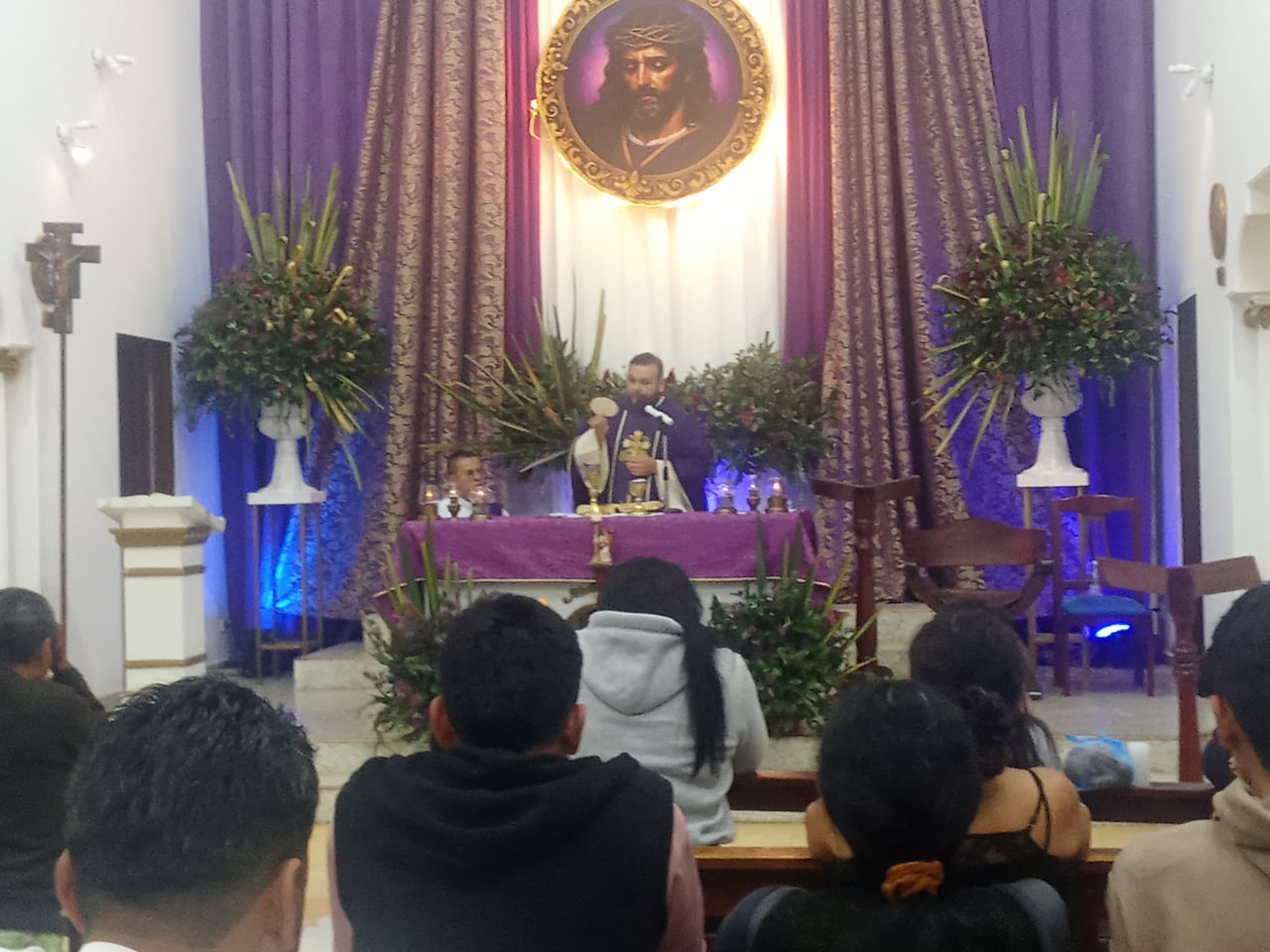 El padre Óscar Páez lidera desde 2024 la parroquia Iglesia San Antonio de Padua, en el barrio Los Sauces de Popayán, desde ese espacio ayudar a construir esperanza entre las comunidades de este sector de la comuna cinco de Popayán.