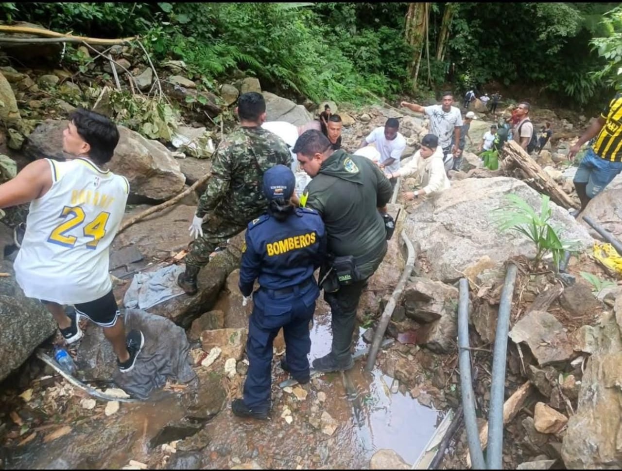 Labores de rescate de los heridos y de recuperación de los cuerpos de los estudiantes del Liceo Antioqueño en Remedios, Antioquia.