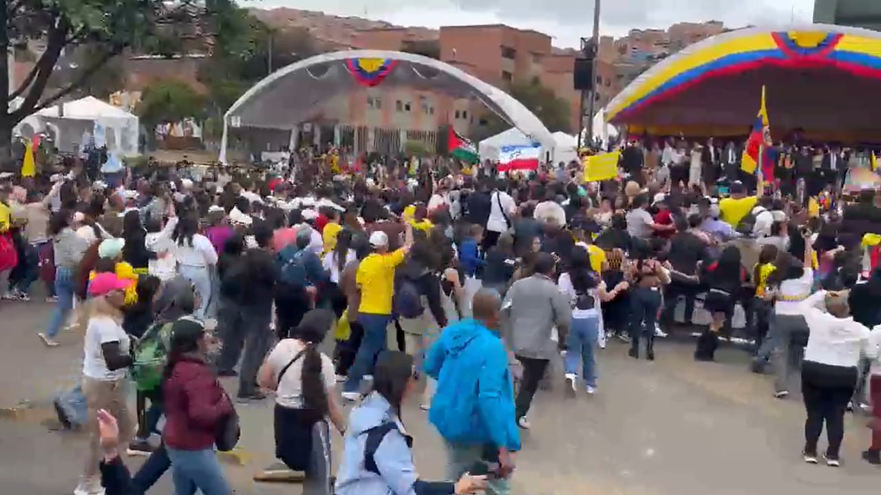 Periodistas fueron agredidos durante el desfile del 20 de julio.
