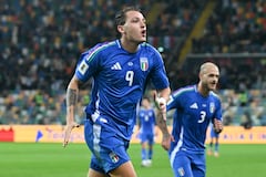 El delantero italiano #09 Mateo Retegui celebra tras anotar el segundo gol de su equipo durante el partido de clasificación del Grupo I de la Copa Mundial de la FIFA 2026 entre Italia e Israel, en el Estadio Bluenergy en Udine, noreste de Italia, el 14 de octubre de 2025. (Foto de Stefano RELLANDINI / AFP)