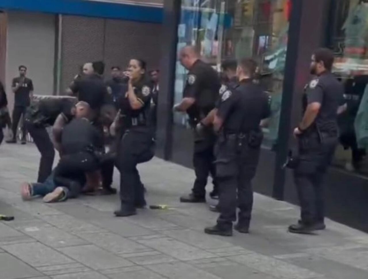 Según los reportes, de este hecho salieron dos víctimas: un hombre y una mujer heridos; uno de ellos perdió la vida en un centro médico por la gravedad de sus heridas.
