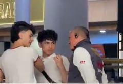 En las imágenes del video que circula en redes sociales, un integrante del cuerpo de seguridad del Centro Comercial Andino se acerca a la pareja para advertirle que pueden ser retirados si continúan con sus muestras de afecto.