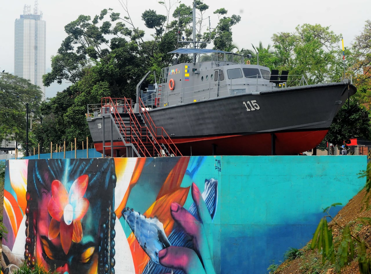 Buque de la Armada Nacional en Cali, es un barco mediano de 32 metros de eslora (largo), El ARC Jaime Cárdenas prestó sus servicios a la patria por 42 años, 25 de ellos a la Fuerza Naval del Pacífico, participando en diferentes acciones relacionadas con la lucha contra el narcotráfico, la pesca ilegal y seguridad marítima.
El buque será unos de los principales atractivos del Parqué Pacífico que se desarrolla sobre la Avenida 2 Norte entre las calles 26 y 32, al frente del Terminal de Transportes y que contará con más de 29 mil metros cuadrados de espacio público; 12 cocinas de gastronomía del Pacífico y 7 locales de artesanías, además de un teatrino y baños públicos. Foto José L Guzmán.