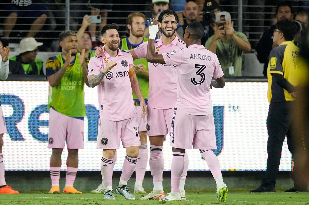 El delantero del Inter Miami Leonardo Campana, segundo desde la derecha, celebra su gol con el delantero Lionel Messi, segundo desde la izquierda, y el mediocampista Dixon Arroyo durante la segunda mitad de un partido de la Major League Soccer contra Los Angeles FC el domingo 3 de septiembre de 2023, en Los Angeles. (Foto AP/Mark J. Terrill)