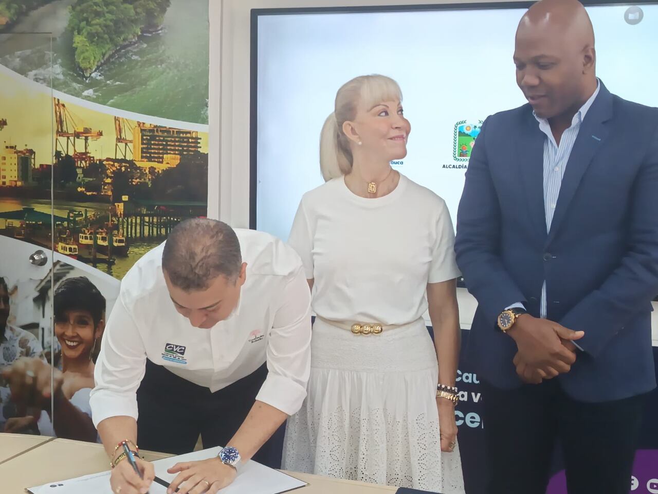 La firma del convenio se cumplió en el despacho de la gobernadora del Valle, Dilian Francisca Toro, quien destacó que la obra generará empleo y permitará la construcción de vivienda. Foto: CVC / El País.