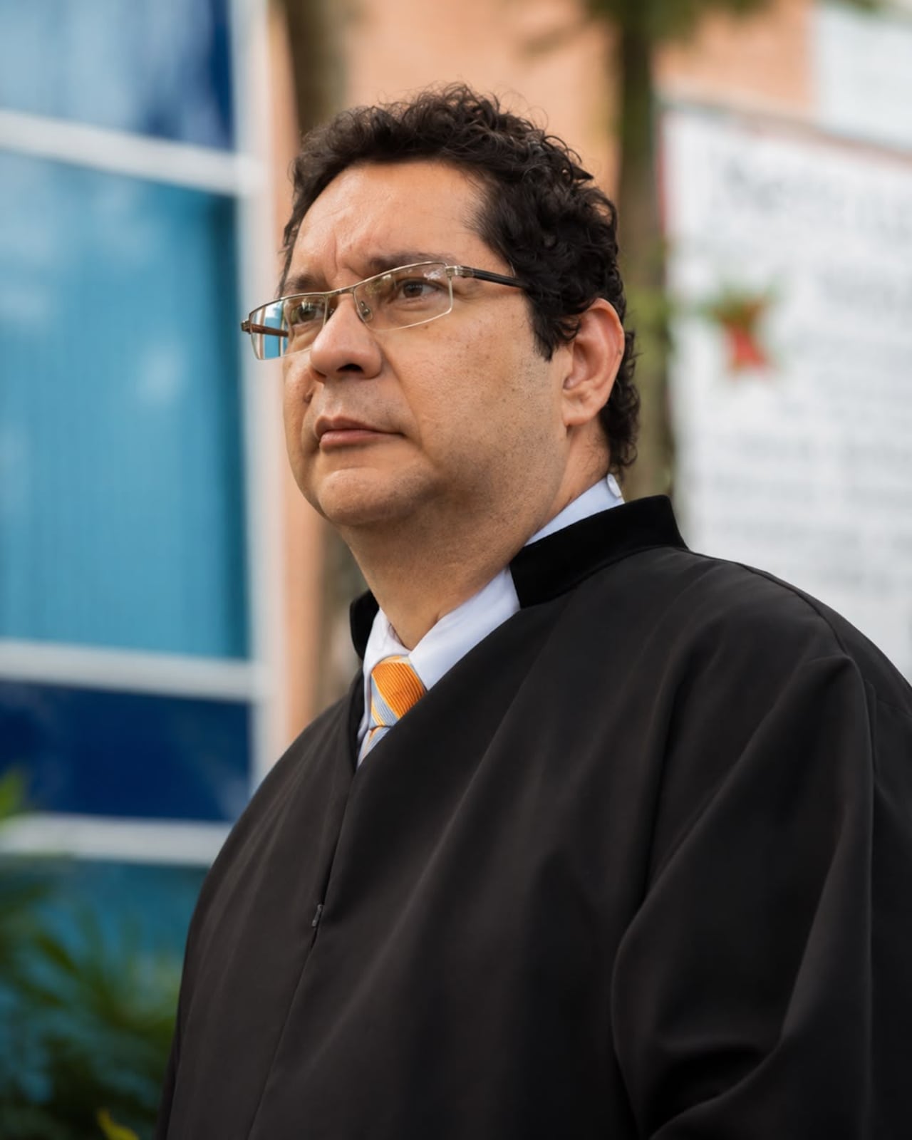 El magistrado huilense Raúl Eduardo Sánchez Sánchez, es abogado de la Universidad Autónoma de Colombia y con especialización en derecho penal y en Resolución de Conflictos de la Universidad Externado de Colombia.