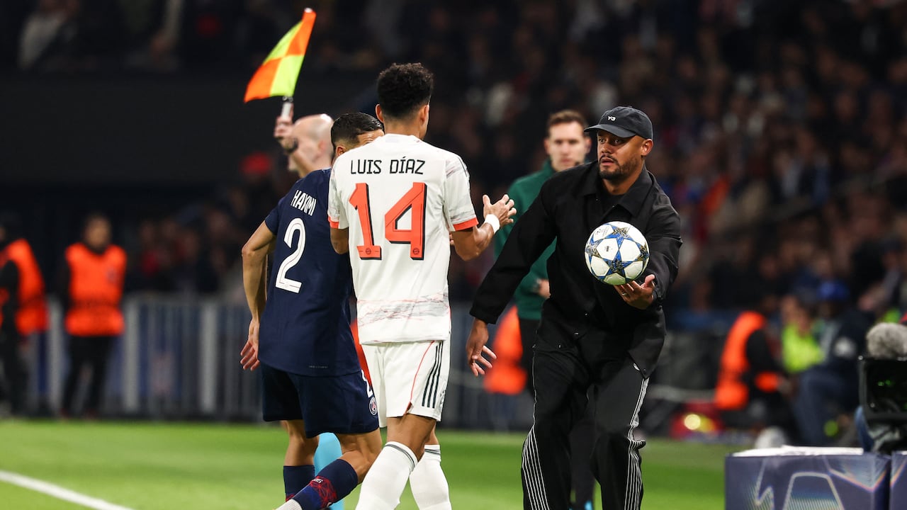 El técnico belga del Bayern de Múnich, Vincent Kompany (D), entrega el balón al delantero colombiano Luis Díaz (n.° 14) durante el partido de la cuarta jornada de la fase de grupos de la UEFA Champions League entre el Paris Saint-Germain (PSG) y el FC Bayern de Múnich en el Parque de los Príncipes de París, el 4 de noviembre de 2025. (Foto de FRANCK FIFE / AFP)