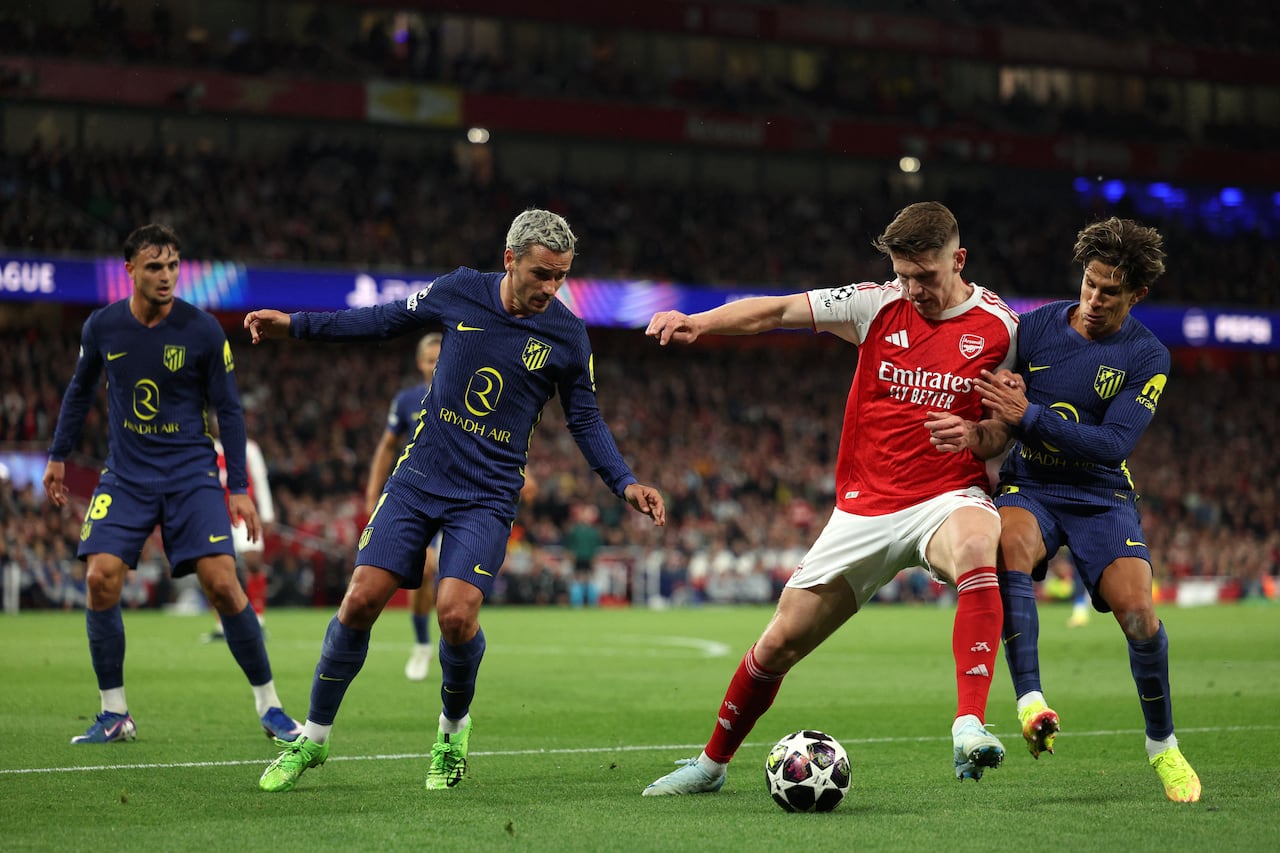 El delantero sueco del Arsenal, Viktor Gyokeres (número 14), disputa el balón con el centrocampista argentino del Atlético de Madrid, Giuliano Simeone (número 20), y el delantero francés del Atlético de Madrid, Antoine Griezmann (número 7) (segundo por la izquierda), durante el partido de vuelta de las semifinales de la Liga de Campeones de la UEFA entre el Arsenal y el Atlético de Madrid en el Emirates Stadium, al norte de Londres, el 5 de mayo de 2026. (Foto de Adrian Dennis / AFP)