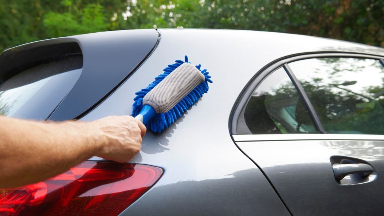 Lavar el carro sin agua.