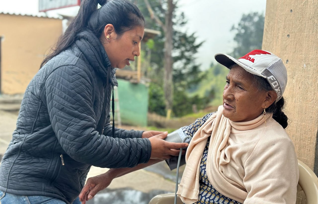 La Alcaldía de Puracé y Ocha unieron esfuerzos para atender a las comunidades afectadas por la actividad volcánica, garantizando acceso a agua potable y atención médica básica en sectores rurales del municipio donde la caída de ceniza ha generado afectaciones en la salud y las condiciones de vida de sus habitantes.